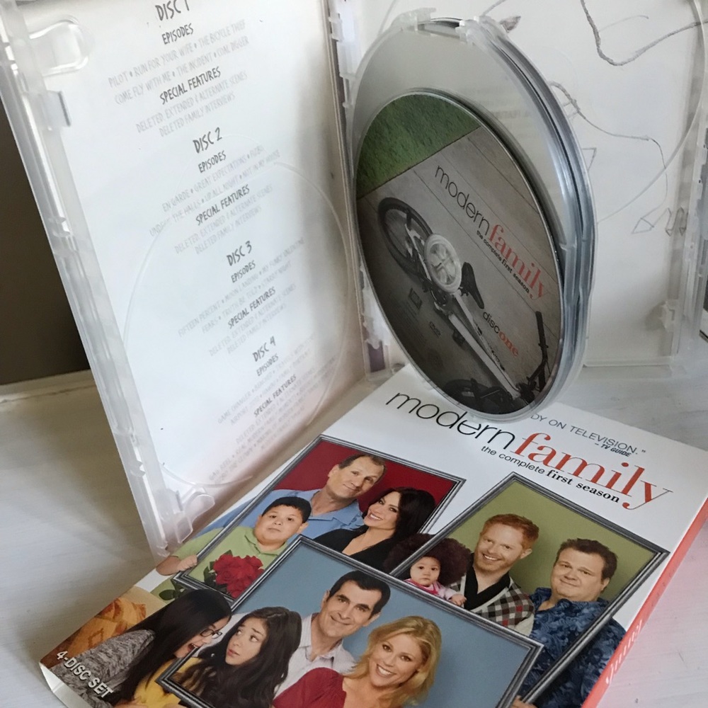 Modern Family. Season ONE. 📀 - Picture 4 of 4